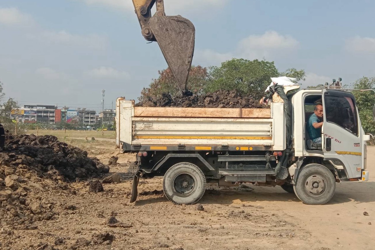 บริการถมดินกลบบ่อปูน.jpg
